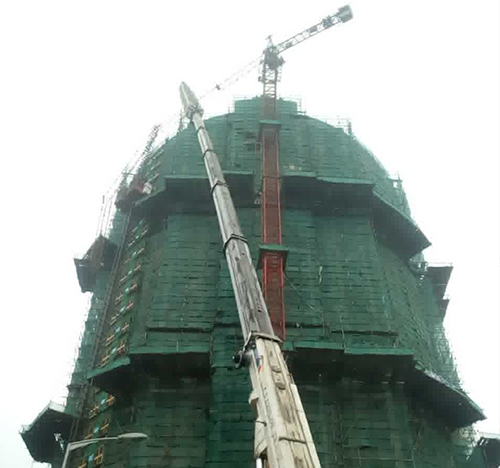 察雅吊车在工地上作业